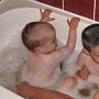 Tamás és Barnika fürödnek